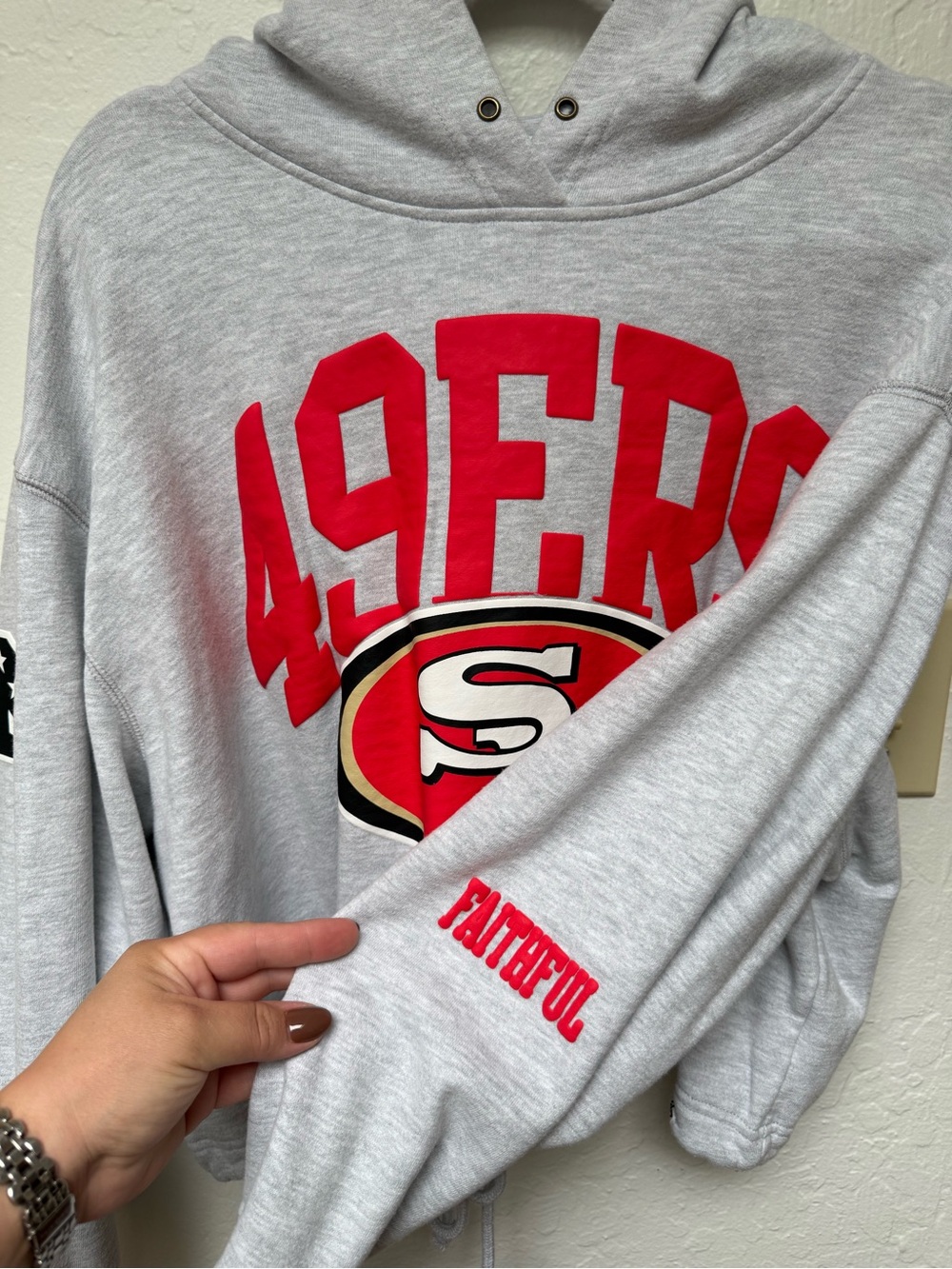 ‘47 Women’s Gray San Francisco 49ers Cropped Crewneck Hoodie and matching pants - Picture 5 of 9